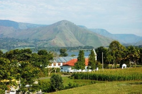 Panoraman Pulau Samosir di sekitar desa Hatoguan dengan latar belakang Danau Toba dan gunung Pusuk Buhit (Foto: Jonter Sitohang)